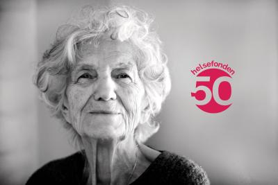 Ældre dame med 50 års logo
