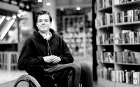 Ung mand i kørestol
