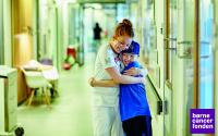 Sygeplejerske giver kræftramt dreng et knus